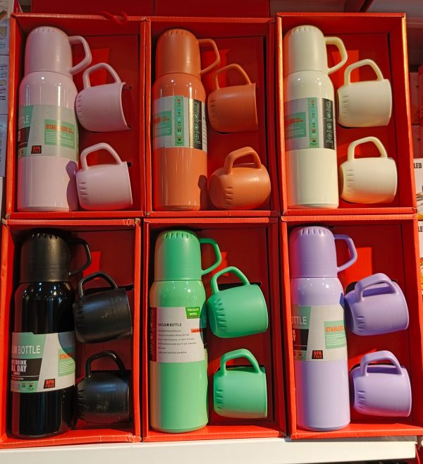 New Shape Vacuum Flask Stainless Steel Bottle With 2 Cups And Gift Box 550 Ml (random Color)